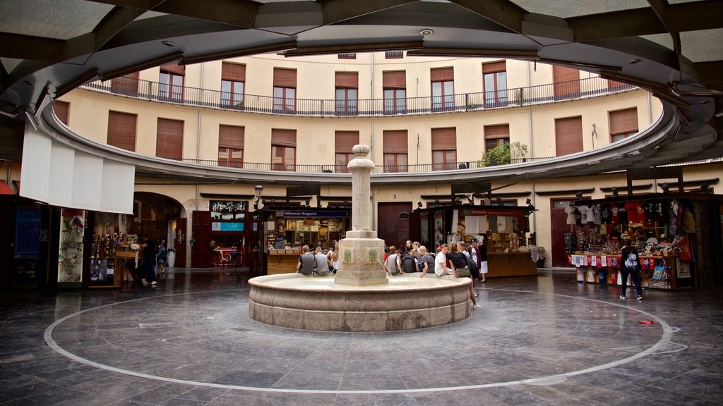 Plaza Redonda which includes a fountain and markets