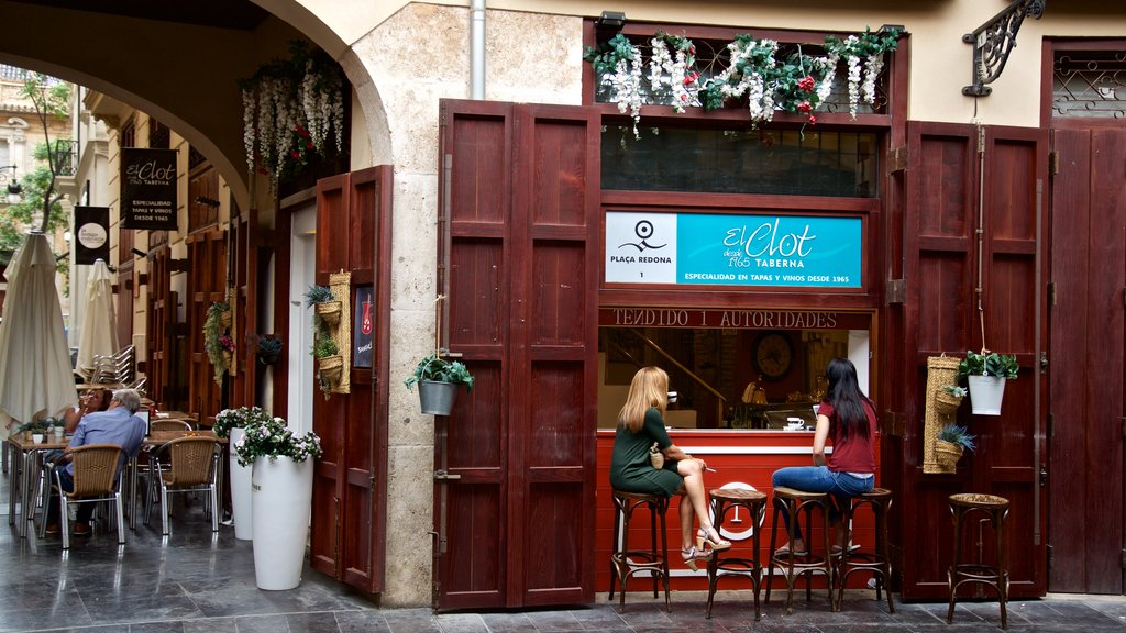 Plaza Redonda que incluye escenas de café y también una pareja