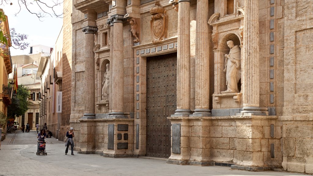 Plaza del Carmen ofreciendo elementos del patrimonio