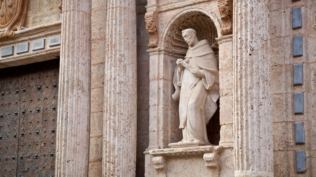 Plaza del Carmen featuring heritage elements, a statue or sculpture and religious elements