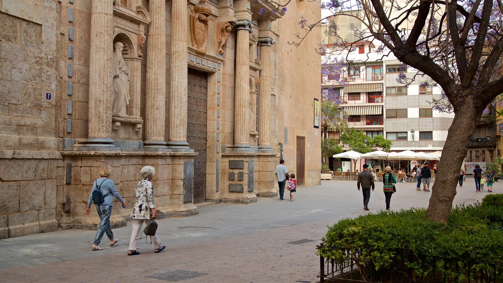 Plaza del Carmen showing heritage elements and street scenes as well as a couple