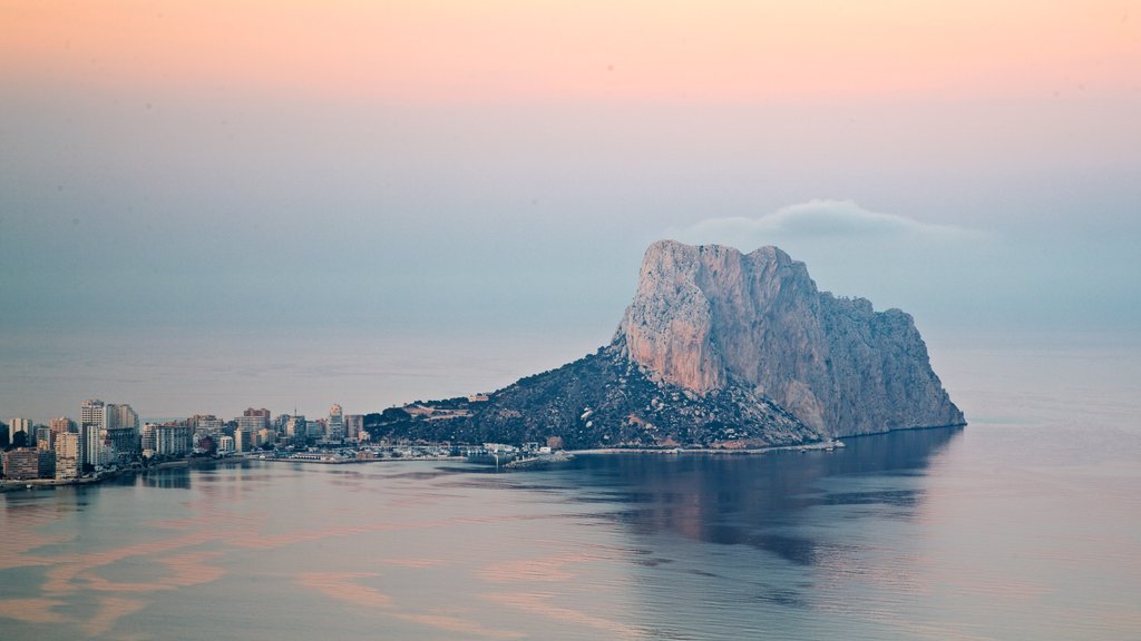 Mirador Monte Toix ofreciendo una puesta de sol, imágenes de una isla y una ciudad costera