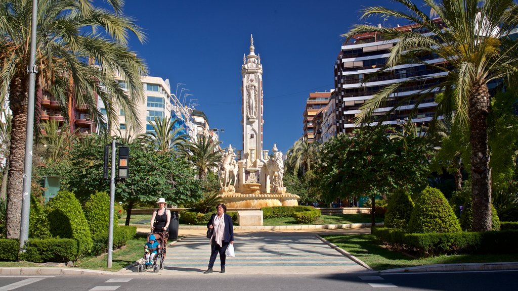 Placa de los Luceros showing a fountain, heritage elements and a park