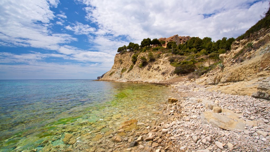 Playa la Manzanera que incluye costa escarpada, una playa de guijarros y vistas generales de la costa