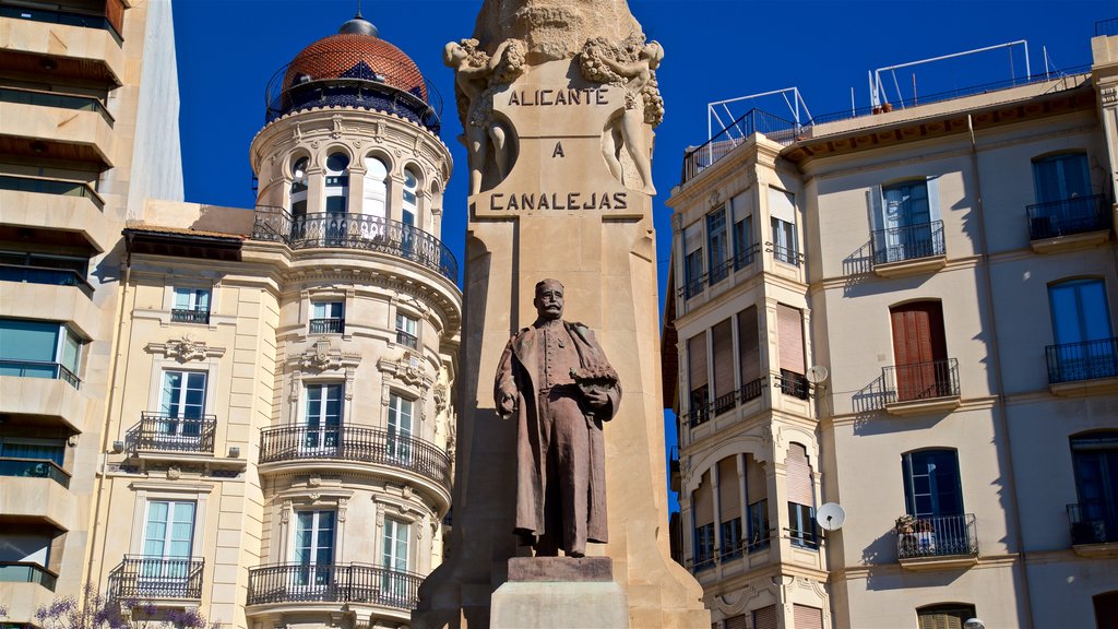 Parque de Canalejas que incluye una estatua o escultura