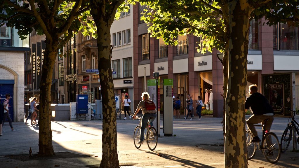 Hauptwache caracterizando um pôr do sol e ciclismo urbano assim como um casal