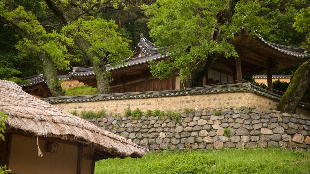 Aldea tradicional Yangdong que incluye una pequeña ciudad o pueblo y elementos del patrimonio