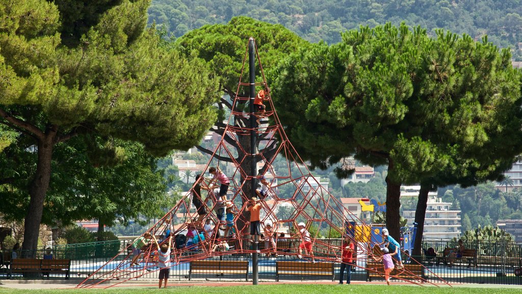 Castle Park showing a playground as well as children