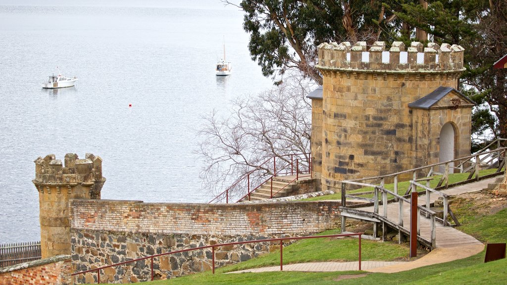 Port Arthur Historic Site que incluye un castillo, un lago o abrevadero y elementos del patrimonio