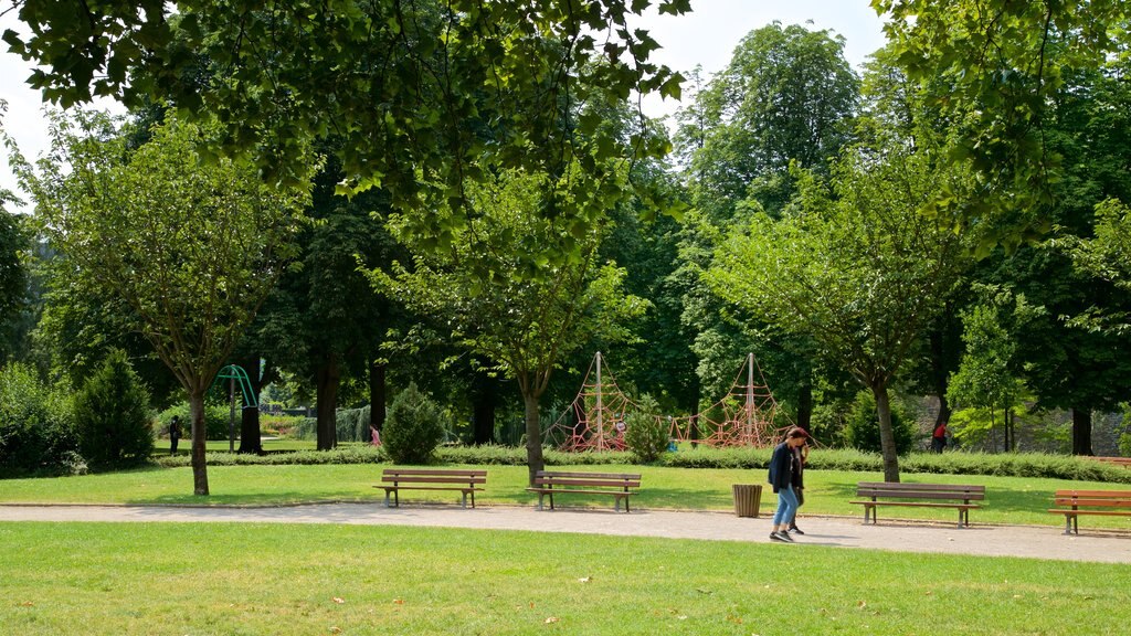 Parc de la Citadelle caracterizando um jardim assim como um casal