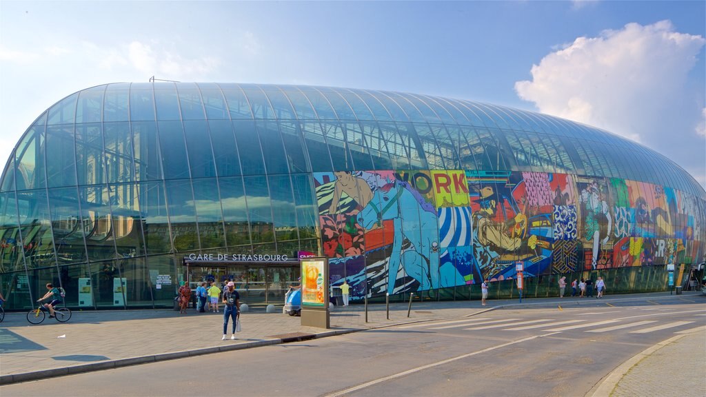 Place de la Gare que inclui arte ao ar livre e arquitetura moderna