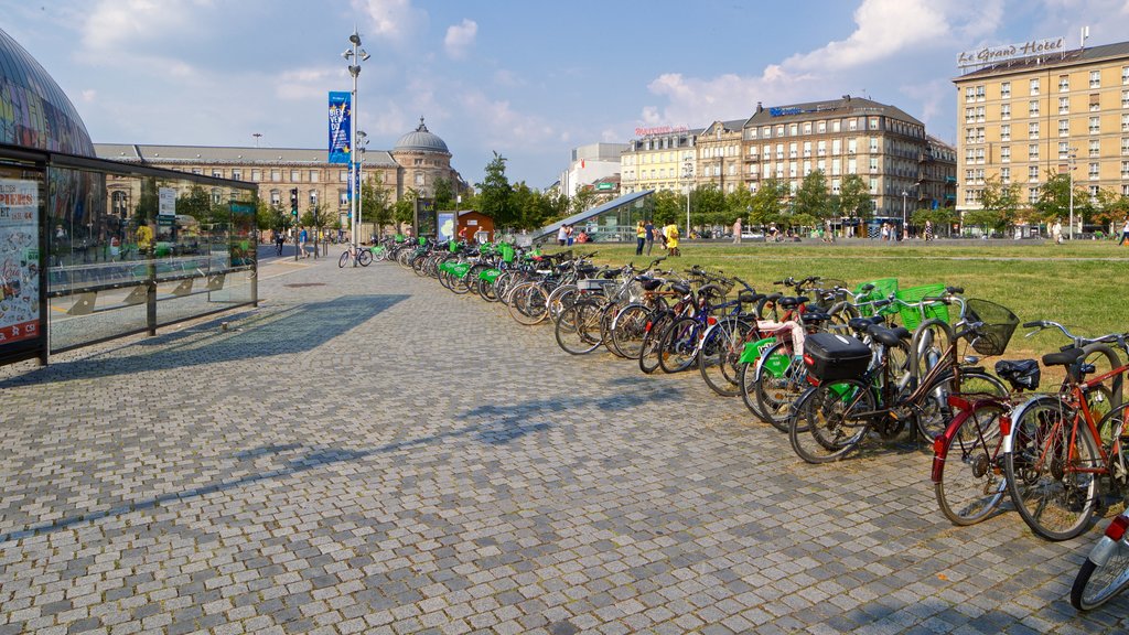 Plaza de la Estación de Trenes ofreciendo un jardín