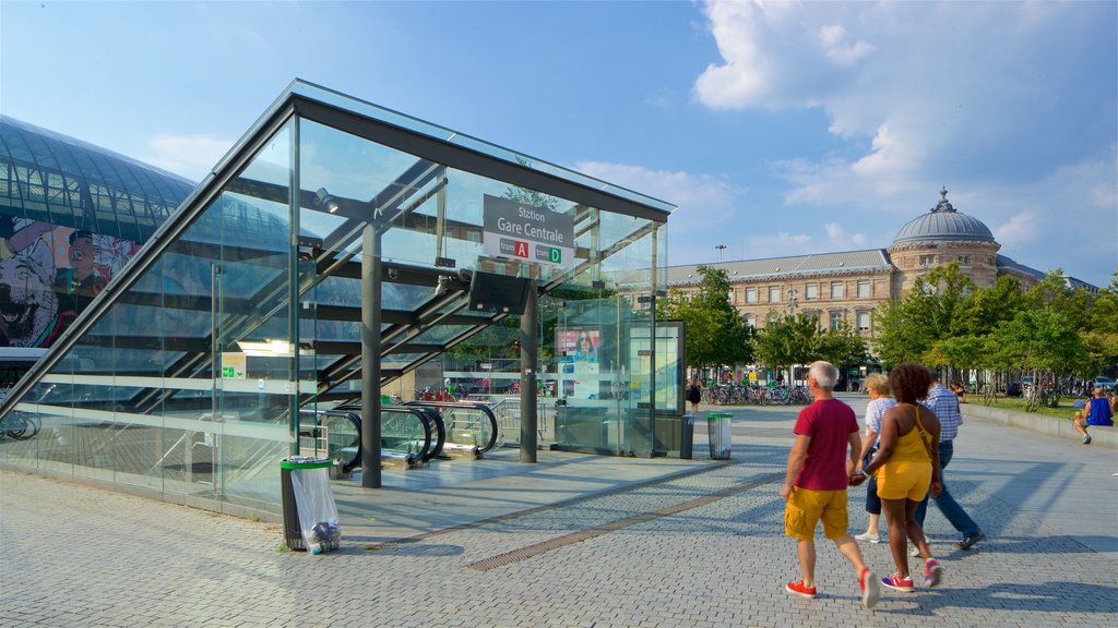 Plaza de la Estación de Trenes mostrando escenas urbanas y también una pareja