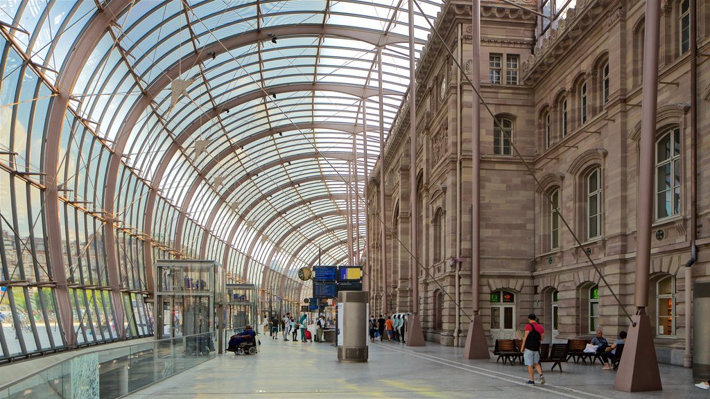 Place de la Gare mostrando vistas internas e arquitetura moderna