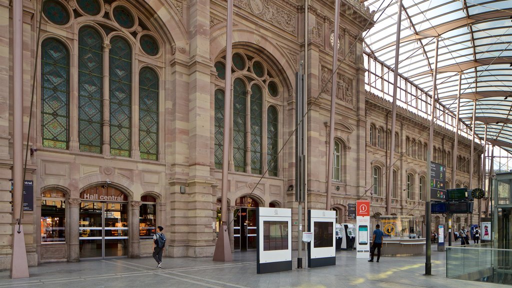 Plaza de la Estación de Trenes ofreciendo vistas interiores y elementos del patrimonio