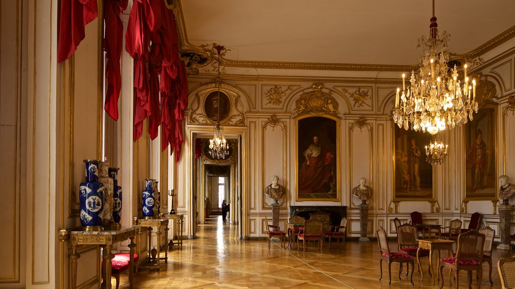 Palais des Rohan mostrando um pequeno castelo ou palácio, vistas internas e arte