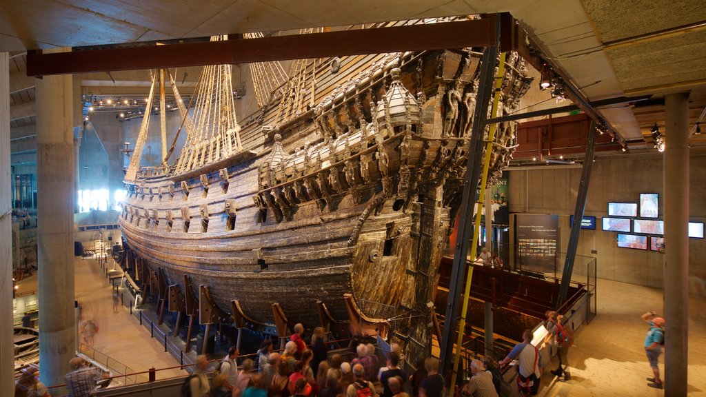 Museo Vasa ofreciendo elementos del patrimonio y vistas interiores y también un pequeño grupo de personas