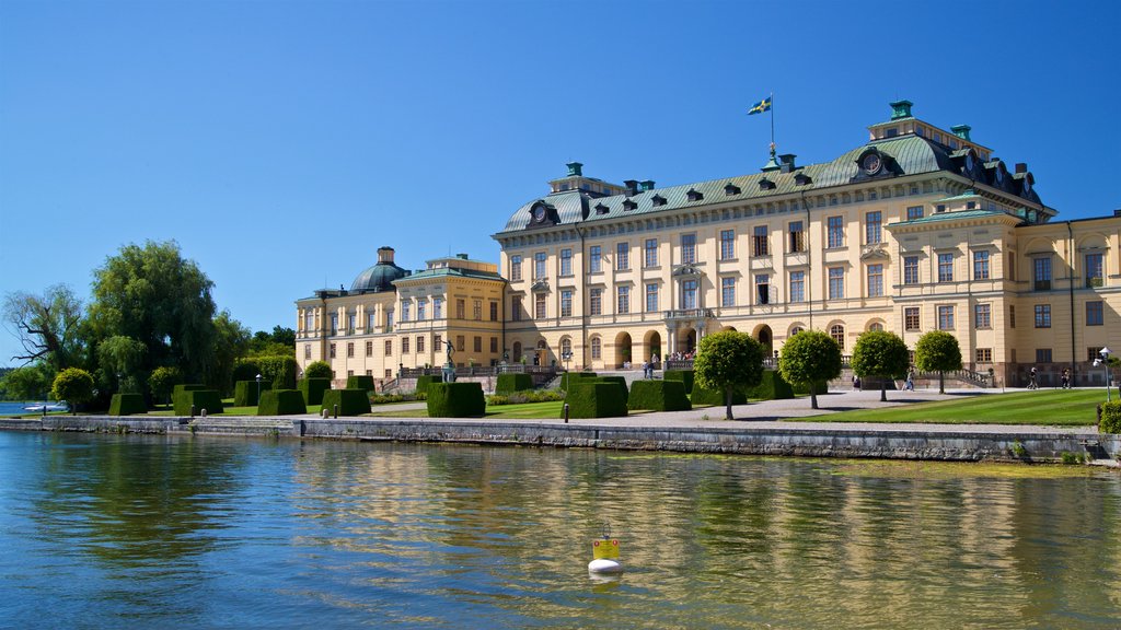 Drottningholm slott som viser elv eller bekk og historisk arkitektur