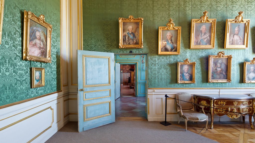 Drottningholm Slot som omfatter kunst, interiør og et slot