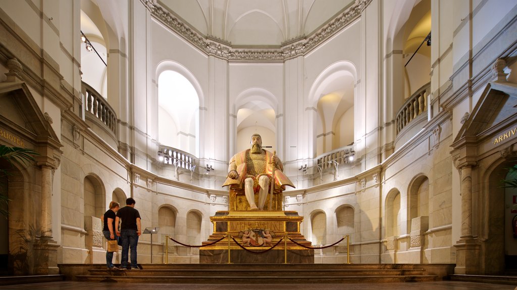 Nordiska museet que inclui uma estátua ou escultura, elementos de patrimônio e vistas internas