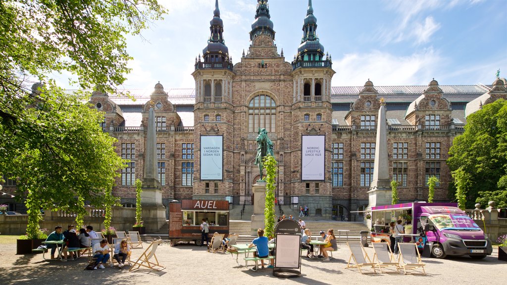 Nordiska museet caracterizando arquitetura de patrimônio e jantar ao ar livre assim como um pequeno grupo de pessoas