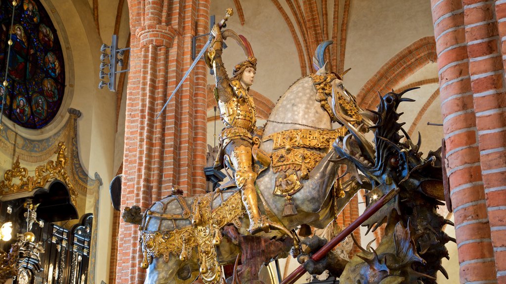 Gran catedral de Estocolmo ofreciendo elementos del patrimonio, una estatua o escultura y vistas interiores