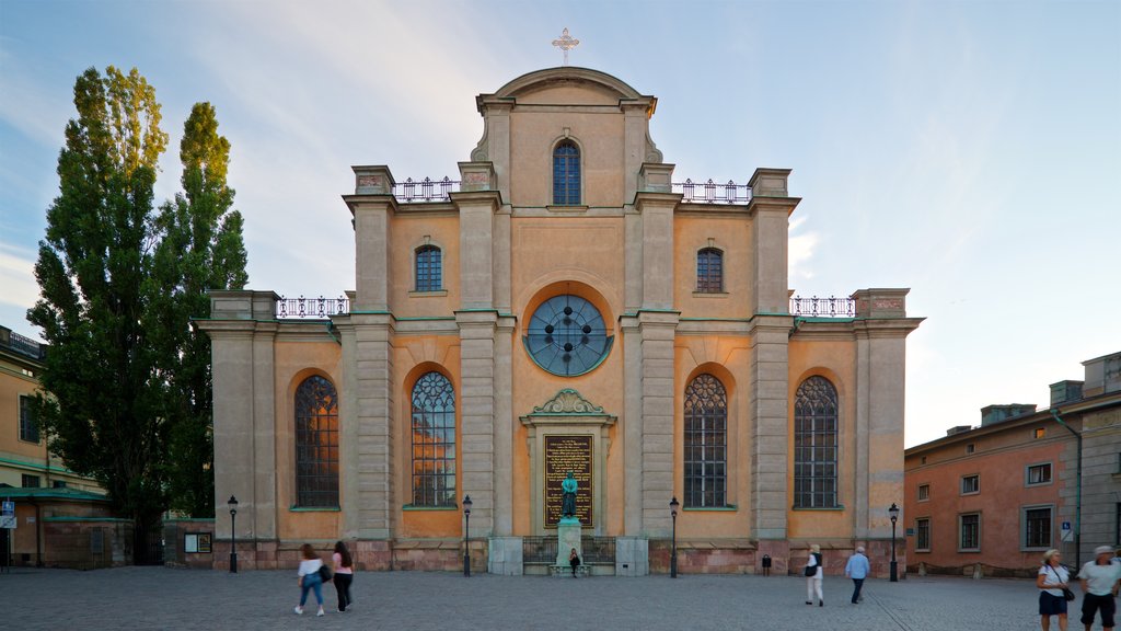 Storkyrkan mostrando uma igreja ou catedral, um pôr do sol e arquitetura de patrimônio