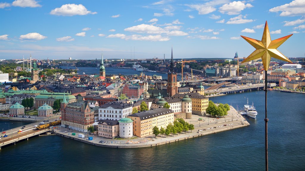 Riddarholmen som omfatter en by, en bugt eller havn og udsigt over landskaber