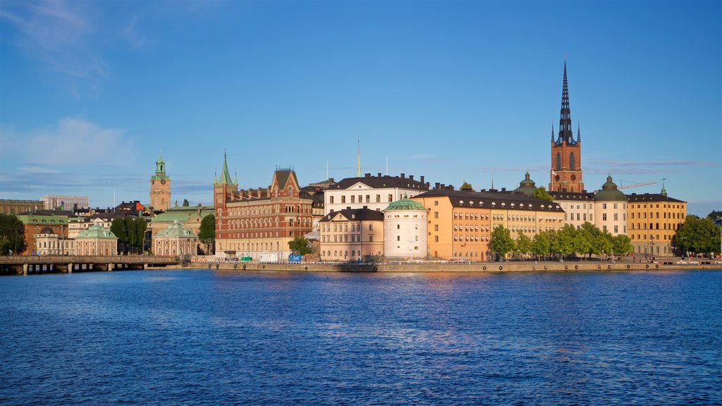 Riddarholmen que incluye una ciudad y una bahía o puerto