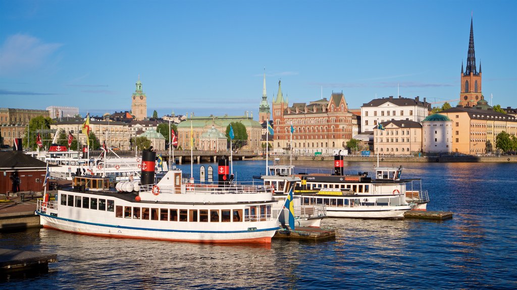 Riddarholmen showing a bay or harbour and a city