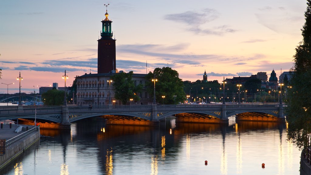 Gamla Stan que incluye un puente, un río o arroyo y un atardecer