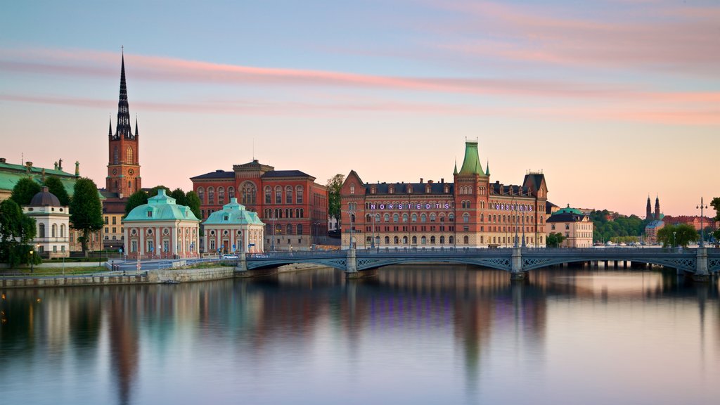 Gamla Stan que incluye una ciudad, un río o arroyo y un atardecer