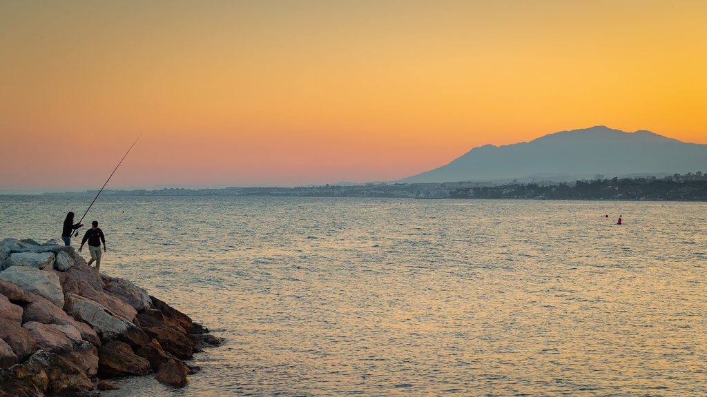 Marbella mostrando paisagens litorâneas, pesca e um pôr do sol