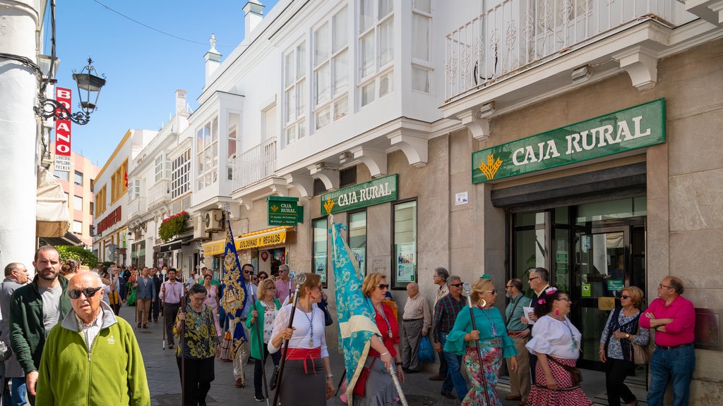 San Fernando showing street scenes as well as a large group of people