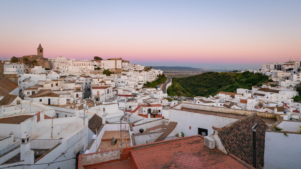 Vejer de la Frontera mettant en vedette une ville, un coucher de soleil et paysages