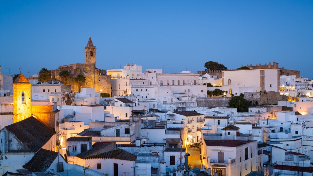 Vejer de La Frontera mostrando vista panorámica, escenas de noche y una ciudad