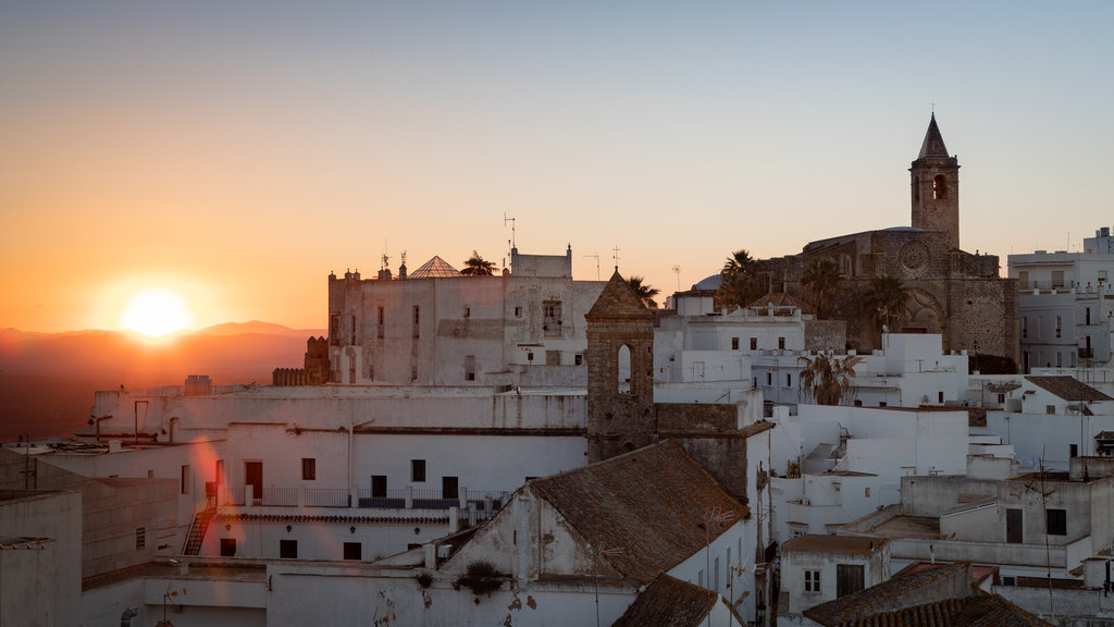 Vejer de La Frontera que incluye vistas de paisajes, una puesta de sol y una ciudad