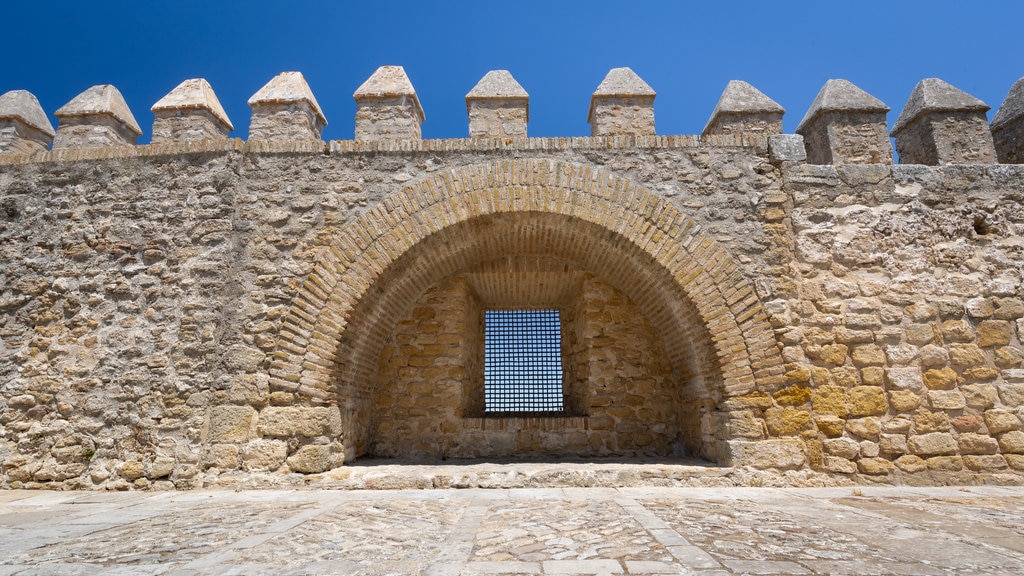 Vejer de la Frontera mostrando um pequeno castelo ou palácio e elementos de patrimônio