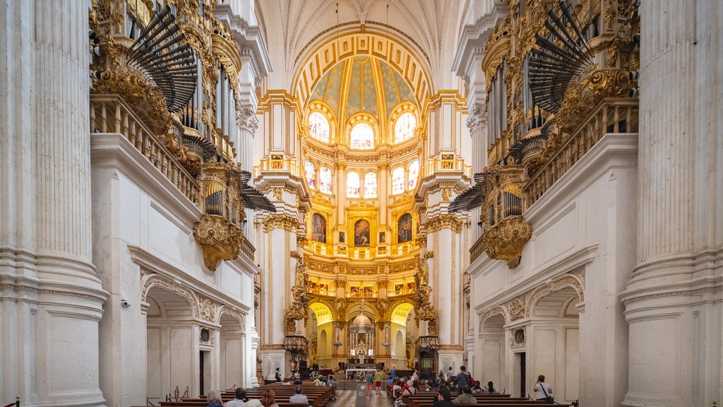 Catedral de Granada caracterizando elementos de patrimônio, vistas internas e uma igreja ou catedral