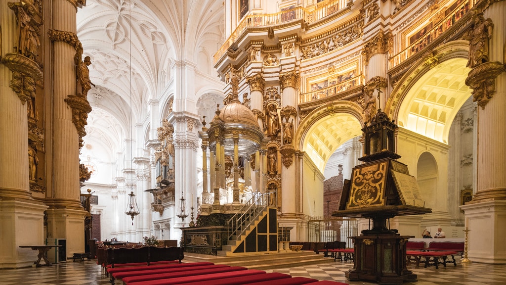 Catedral de Granada que inclui vistas internas, elementos de patrimônio e uma igreja ou catedral