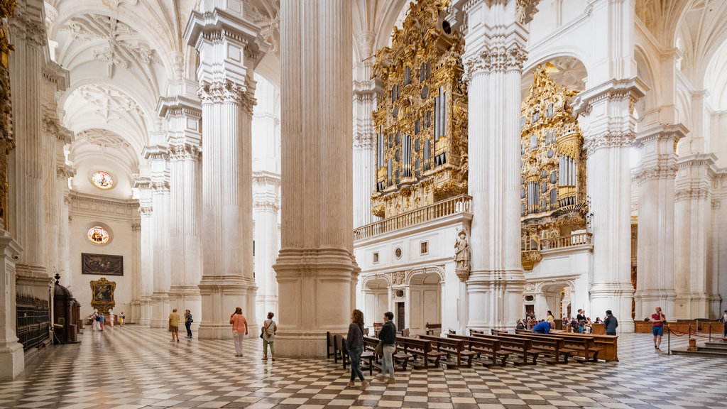 Granada Katedral som viser interiør, kulturarvsgenstande og en kirke eller en katedral