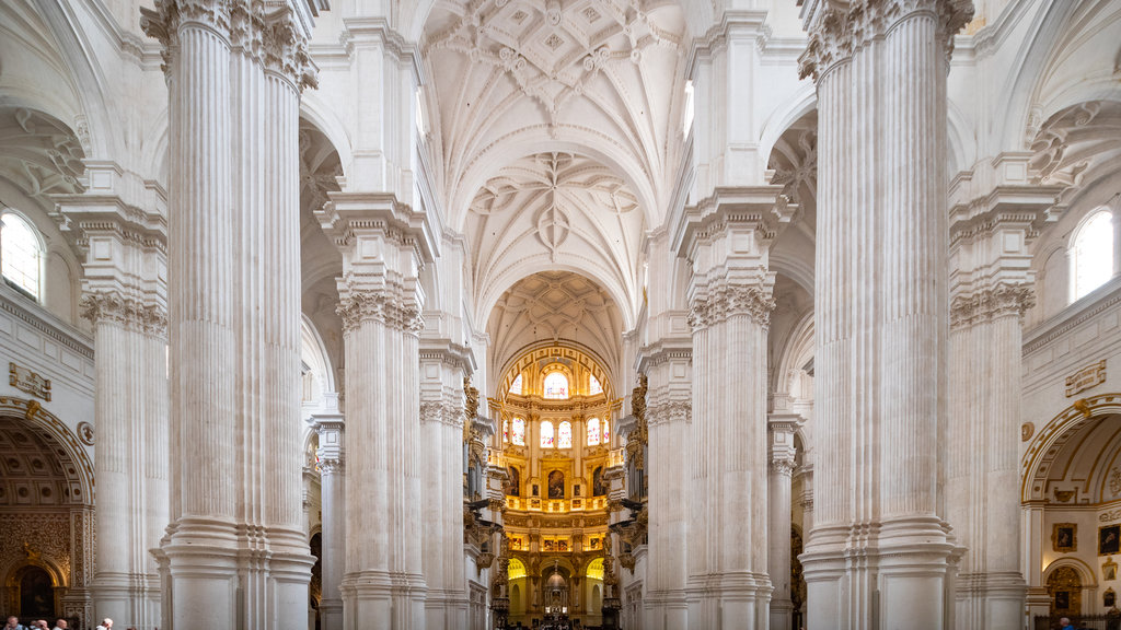 Catedral de Granada ofreciendo una iglesia o catedral, elementos patrimoniales y vista interna