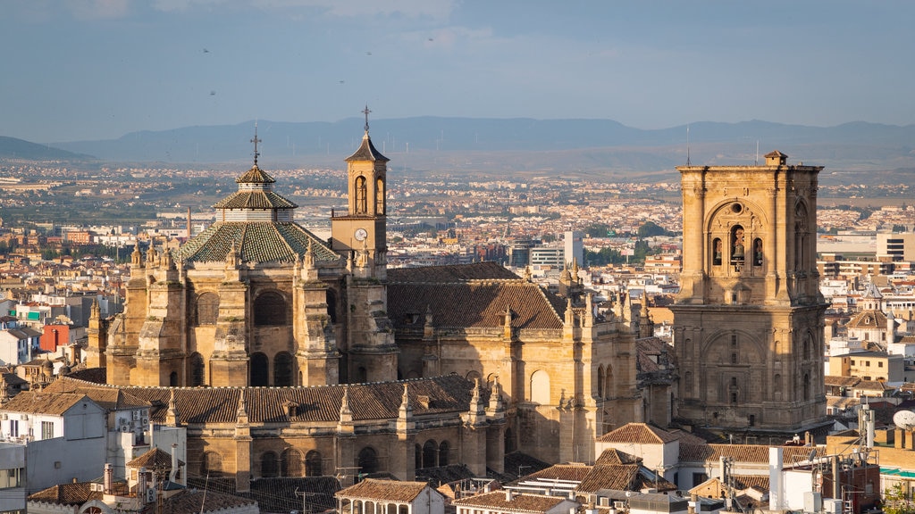 Granada Katedral som viser historiske bygningsværker, en by og udsigt over landskaber