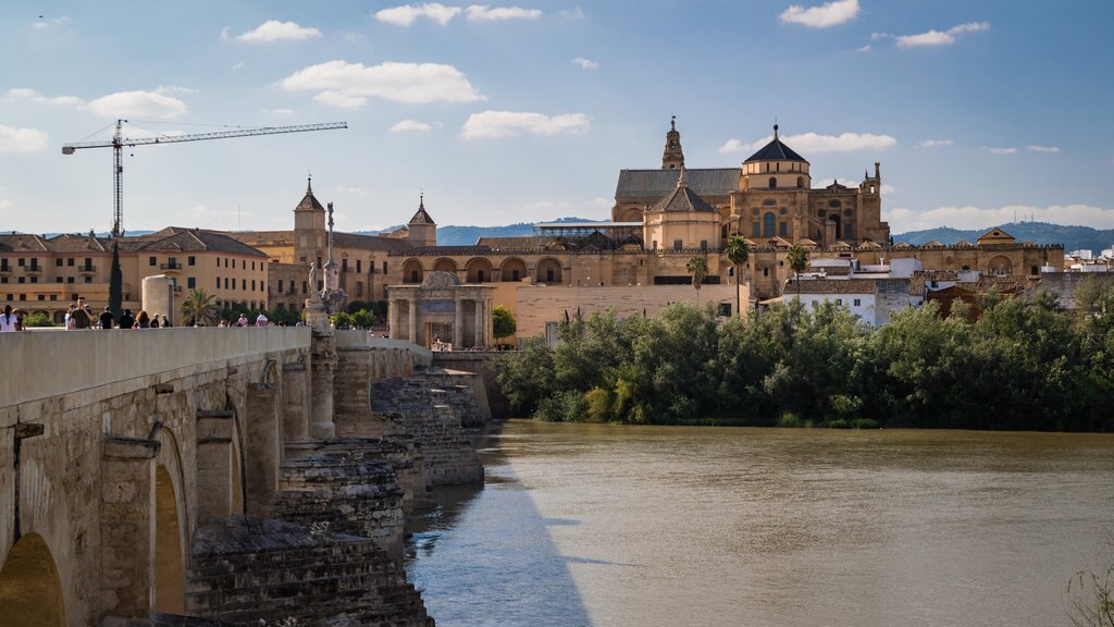 Puente romano ofreciendo un puente, una ciudad y un río o arroyo