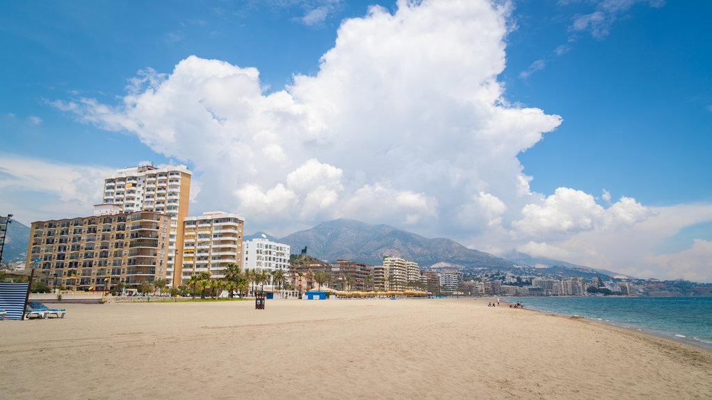 Playa Las Gaviotas que incluye una ciudad costera, vista general a la costa y una playa de arena