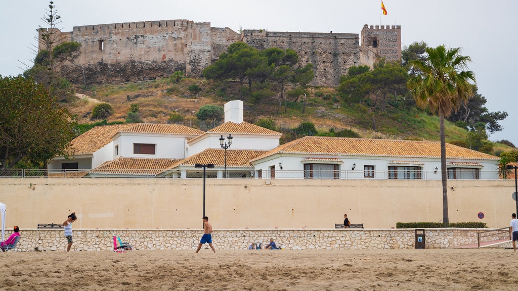 Castillo Sohail toont een kuststadje, een zandstrand en een kasteel