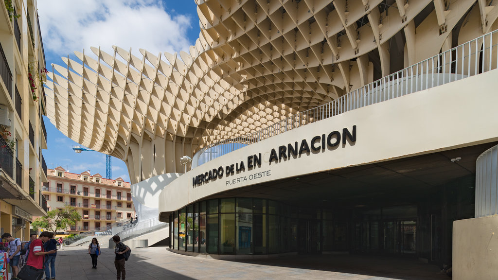 Metropol Parasol som viser udendørs kunst, skiltning og moderne arkitektur