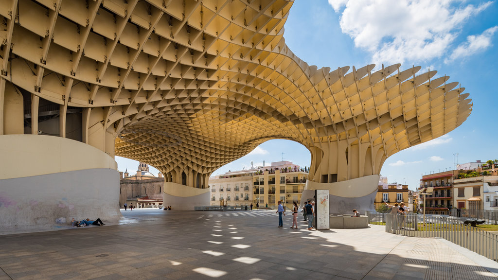 Metropol Parasol ofreciendo arte al aire libre y arquitectura moderna