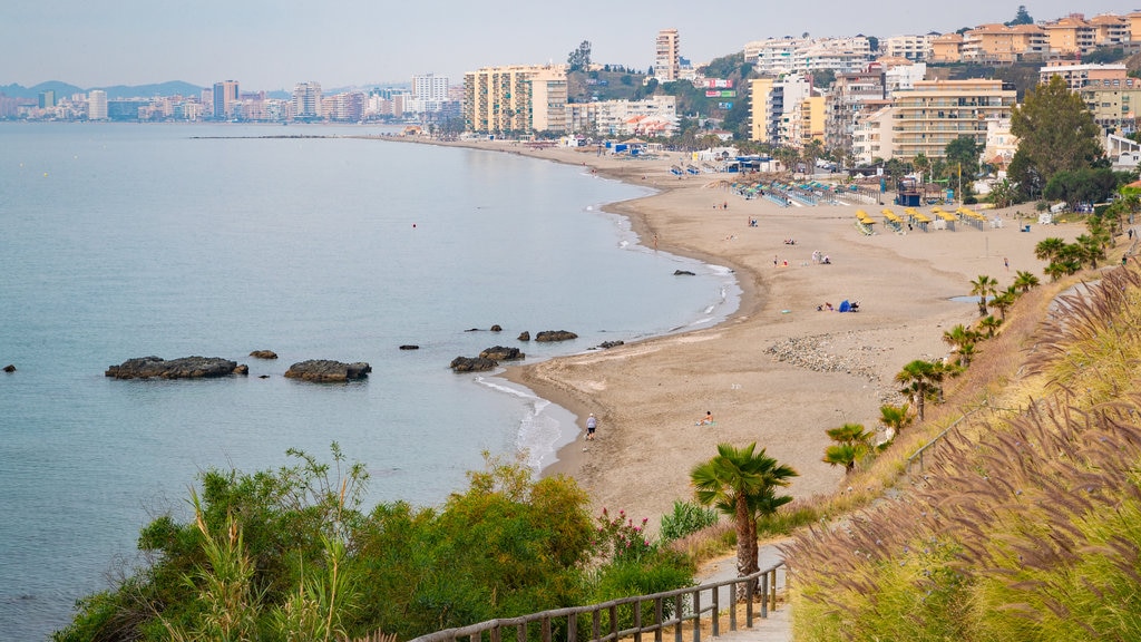 Praia de Carvajal que inclui uma praia de areia, uma cidade litorânea e paisagens litorâneas