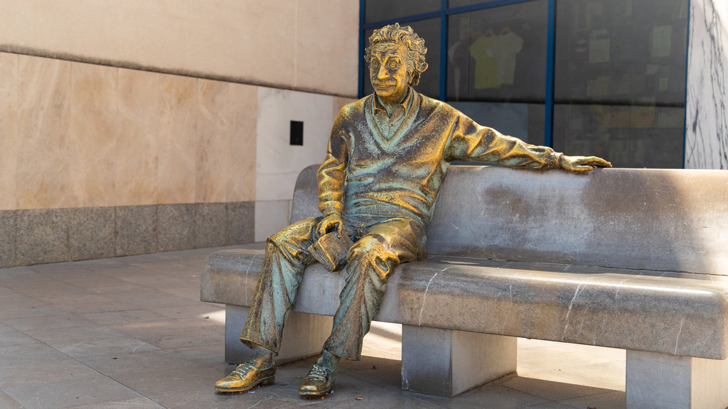 Parque de la ciencia que incluye arte al aire libre y una estatua o escultura